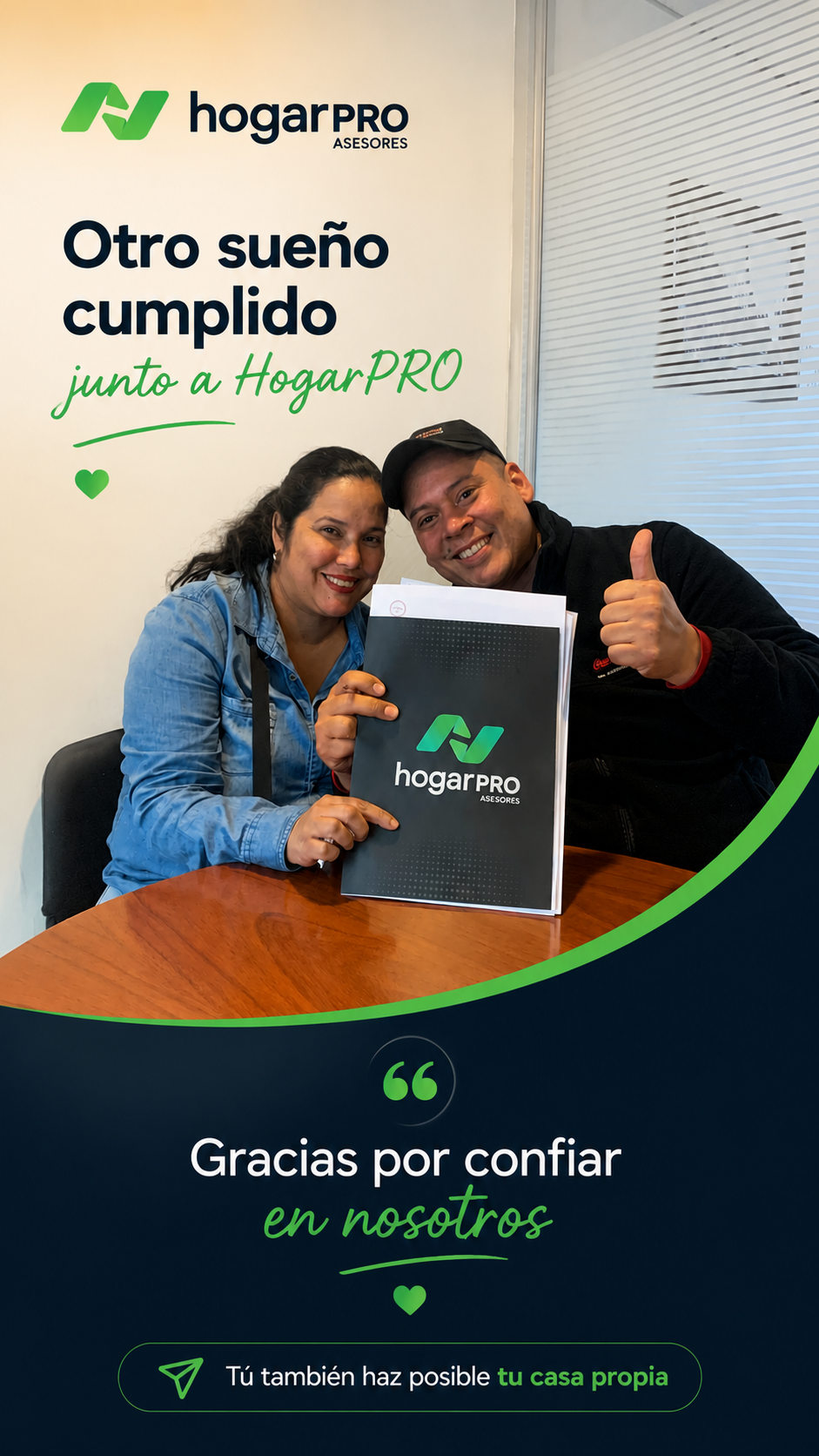 Cliente HogarPRO firmando su crédito hipotecario