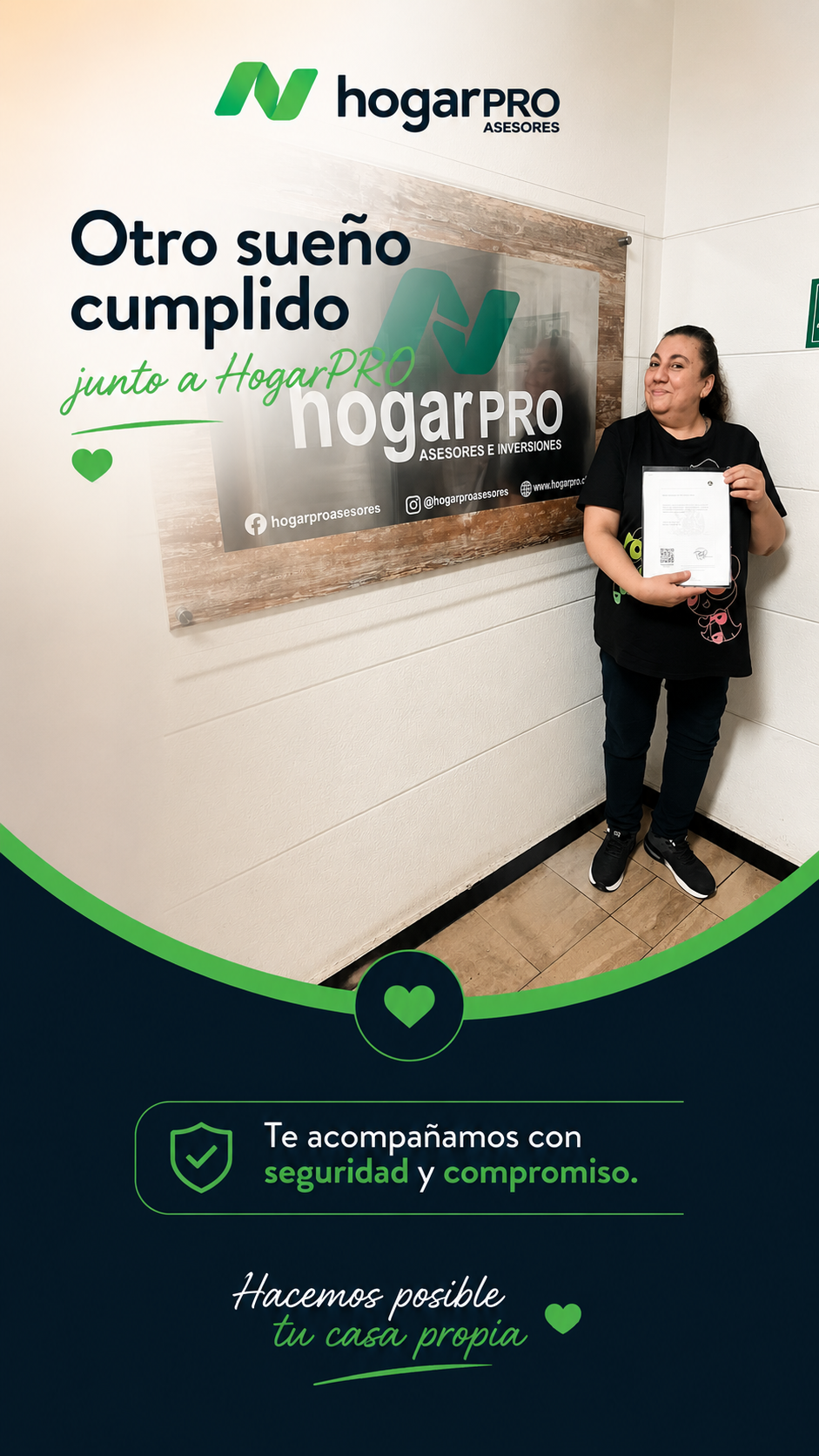 Clientes felices recibiendo las llaves de su nueva vivienda