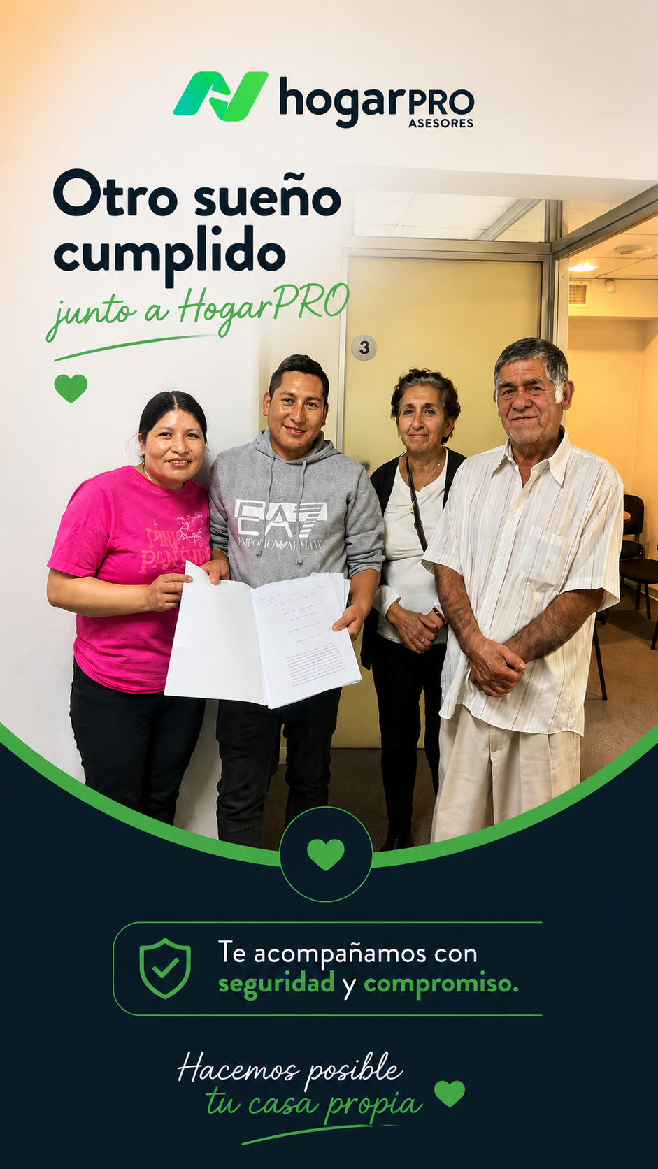 Familia HogarPRO frente a su nuevo hogar