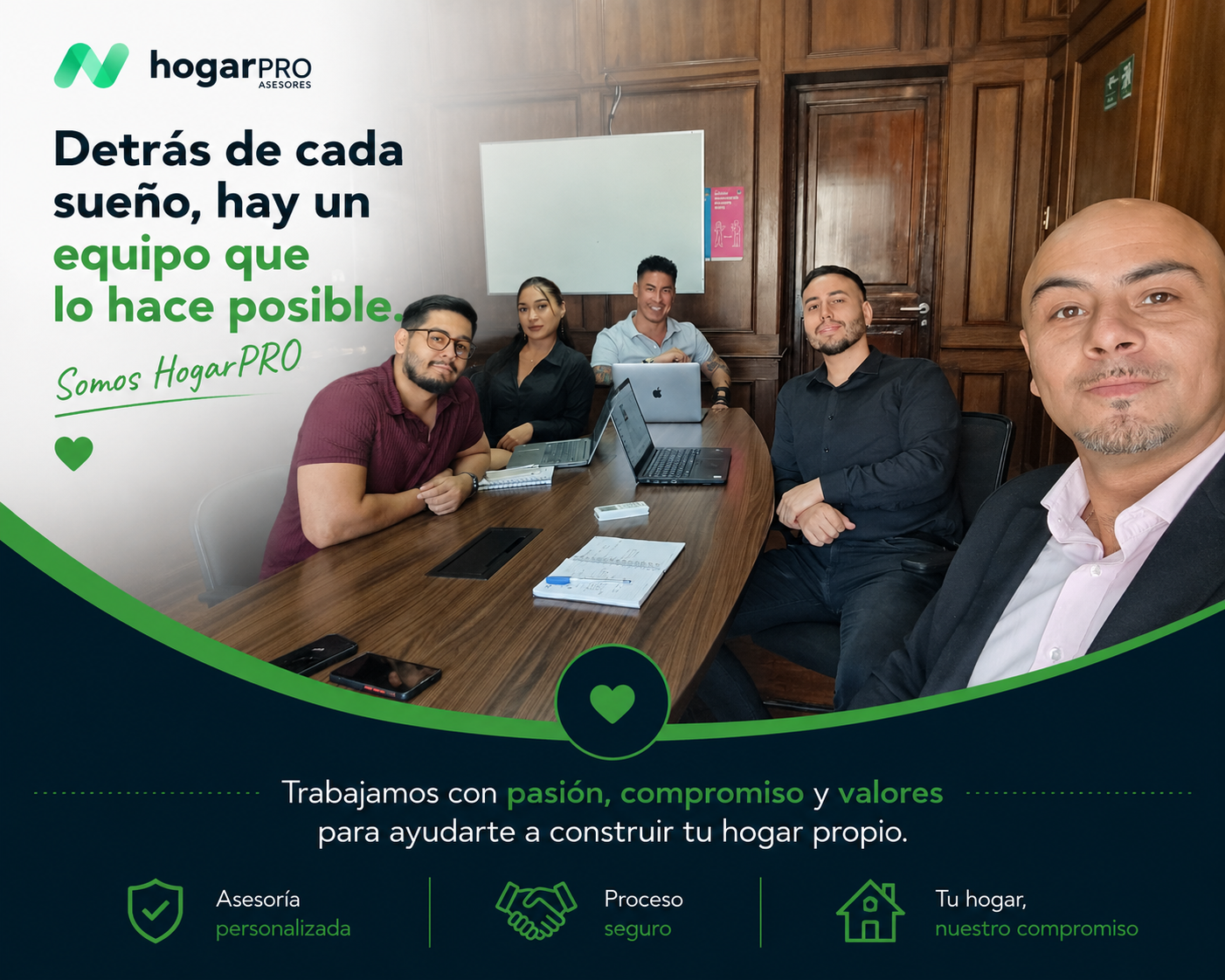 Profesionales de HogarPRO Asesores en reunión con clientes