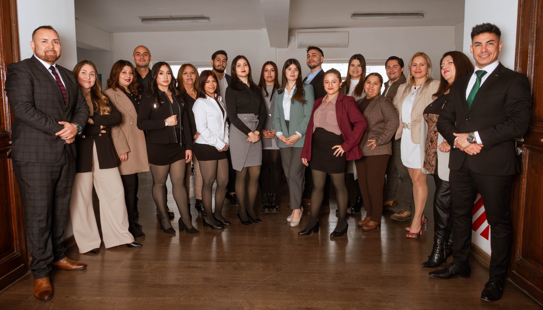 Equipo de HogarPRO Asesores acompañando a clientes